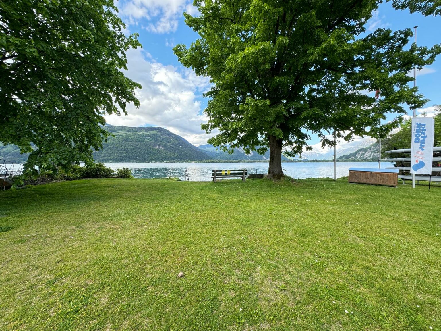 Hotel Du Lac garden opening directly toward Lake Thun and the mountains